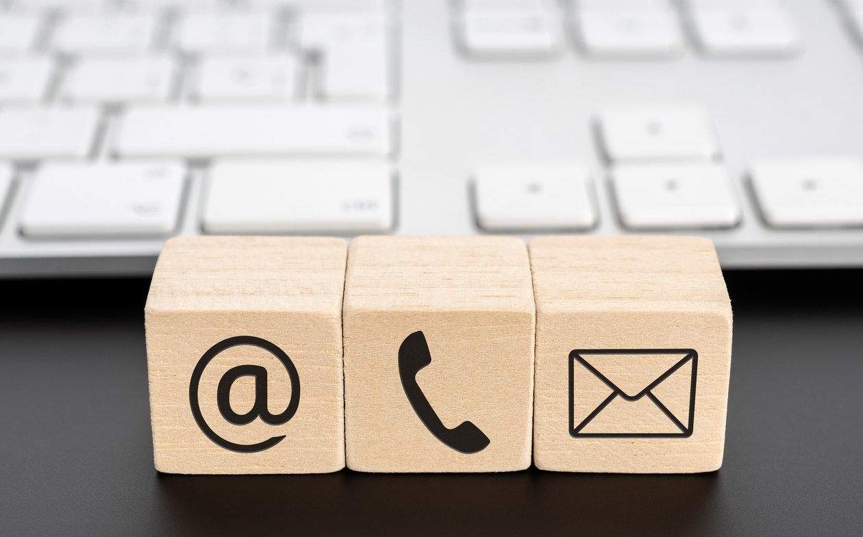 contact-us-icons-on-wooden